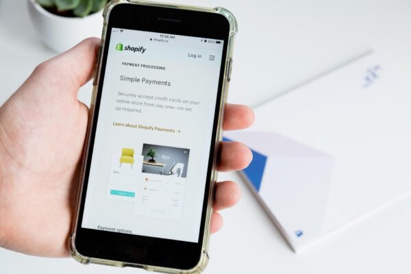Shopifyと連携できるSNSは？ FacebookやInstagramと連携する方法を解説