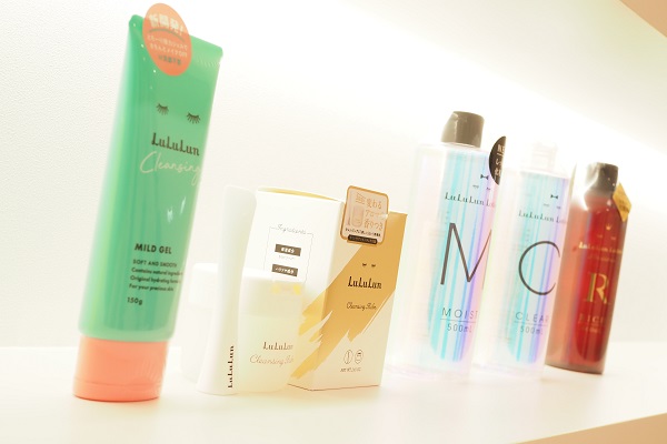 (左から)クレンジング、クレンジングバーム、化粧水