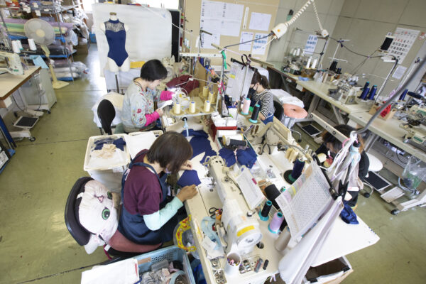 サヨリ商店街の縫製工場