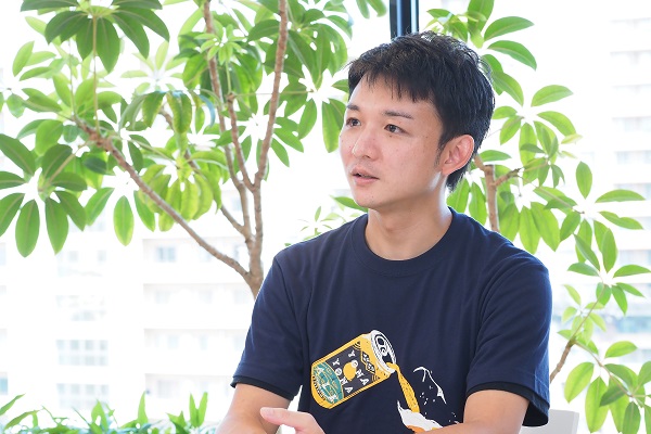 自社ブランド「よなよなエール」がプリントされたTシャツを着る植野さん