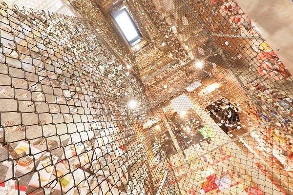 店舗中央にそびえたつクッキータワーは、地下で作っているお菓子の匂いを上にあげたいという想いで吹き抜けの構造になっています。