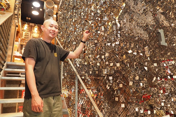 建物は半地下~2.5階で計5フロアから構成されていますが、来店したお客様はクッキータワーを見ながら、自然と全フロア回ってしまうとのことです。