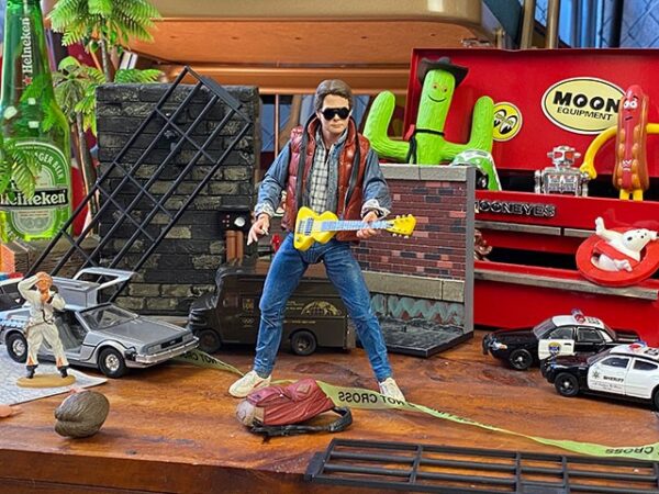 フィギュア単体ではなくバック・トゥ・ザ・フューチャーのアイテムを背景に置き、世界観を表現
