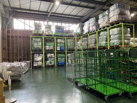 パレットの上に商品が置かれている荷解き前の状態