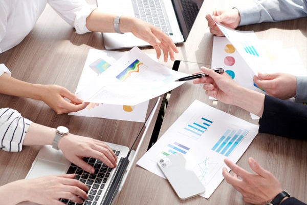 商品部とEC担当者が連携して、顧客に魅力を伝える方法を検討する