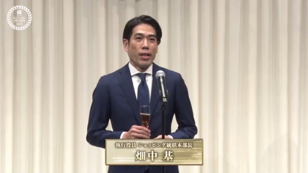 ヤフーから各受賞ストアへ贈られたノンアルコールシャンパンで乾杯