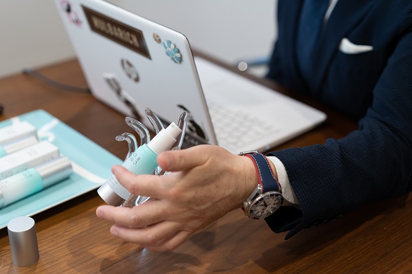 特徴的なエアレスボトルで衛生面に配慮