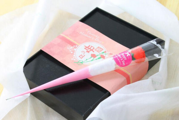 母の日限定商品：開封時のイメージが鮮明に浮かぶ写真を撮影している