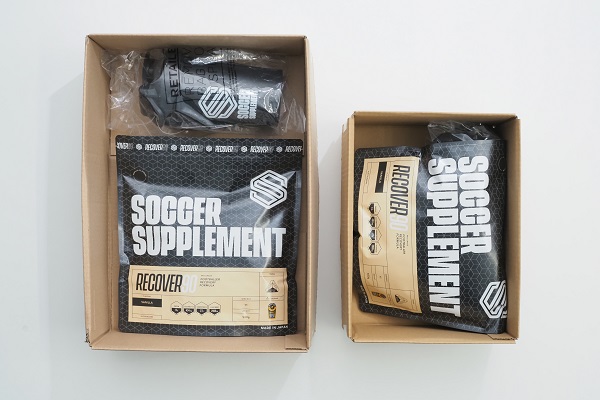 プロテイン（パウチスタンド型パッケージ）とシェイカーの梱包例。自動出荷の場合（左）：80サイズのダンボール、手動出荷の場合（右）：60サイズのダンボール