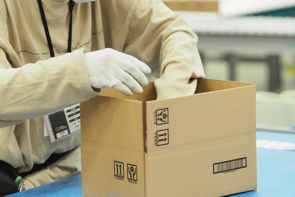 スピードロジでは、衛生面の観点から手袋をして梱包作業を行っている