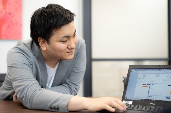 画面を見ながら使い方を教えてくれる中村さん