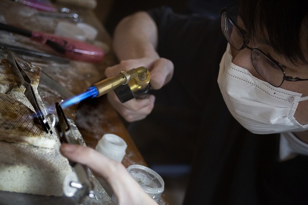 ピアスと留具をつなぐ”ロウ付け”