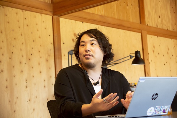 今までいくつもの工場を見てきたSynaBizの北村さん