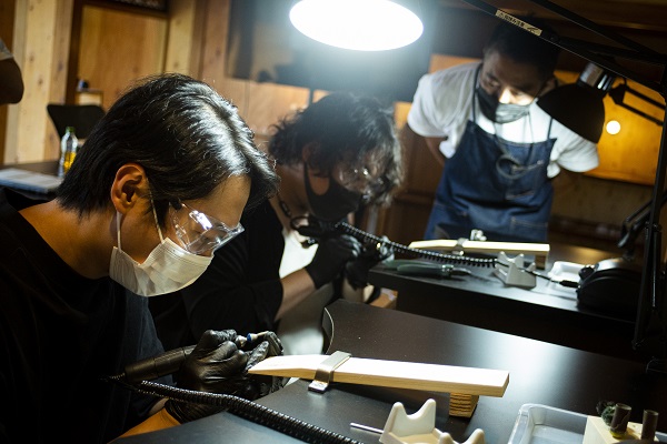 ジュエリー磨きの体験の様子