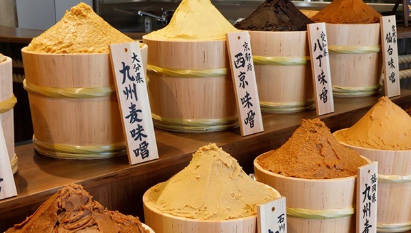 店舗では全国各地の味噌を量り売りで購入できる
