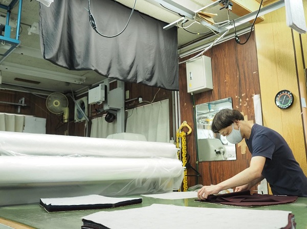 生地の伸び縮みなどを抑えるために特殊な技巧を用いて加工