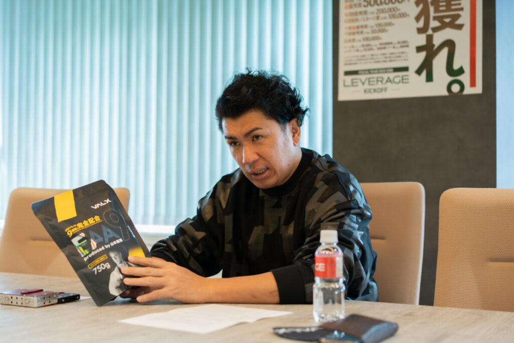 只石さんが手に持つのはβ-アラニンが配合されたEAA9