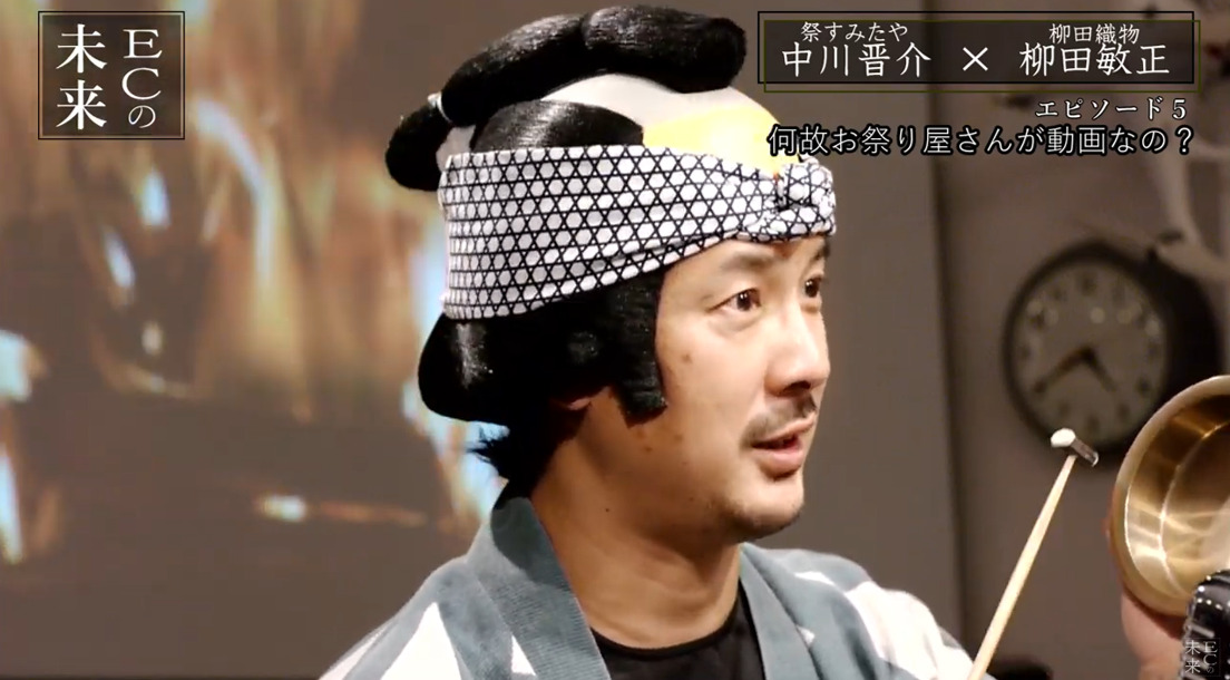 摺り鉦を叩いて見せる中川さん