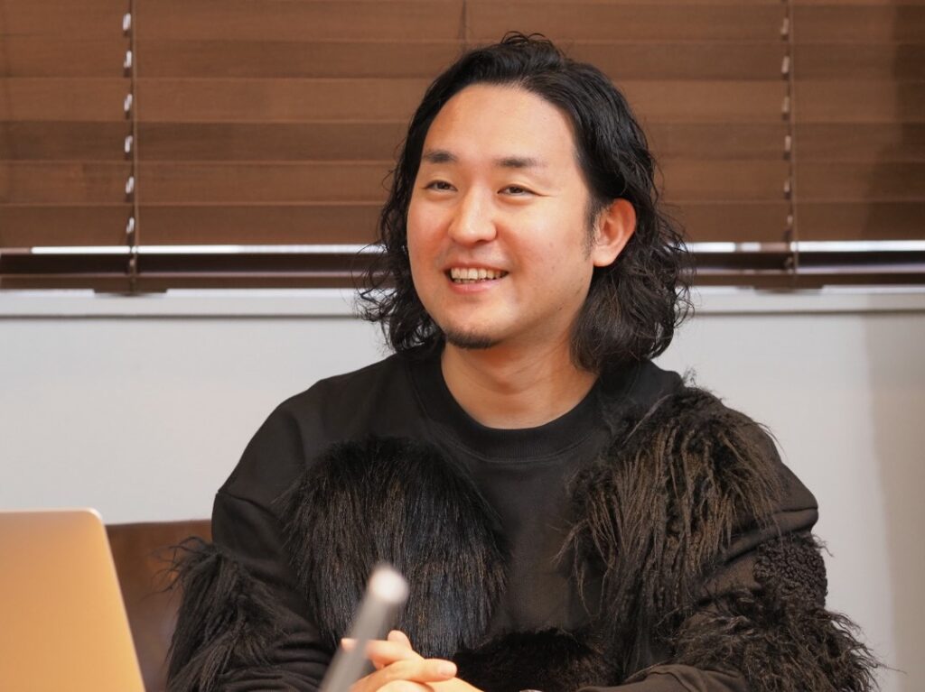 大きなドット柄の洋服を着る篠崎さん