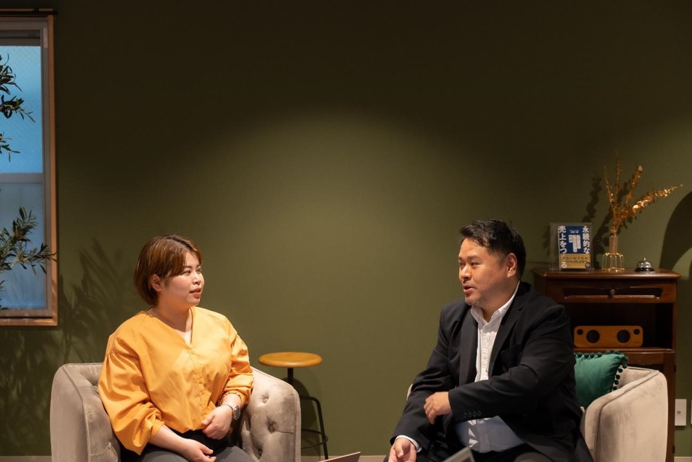 株式会社ライフェックス　SNS Marketing Managerの大元由実子さんとCRM Division Managerの江森清文さん