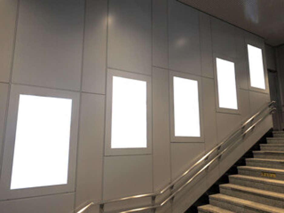 具体的なデジタルサイネージの例：駅構内に掲出される情報や広告