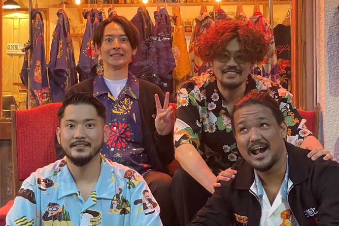 アロハシャツをこよなく愛する下地さん（写真右上）