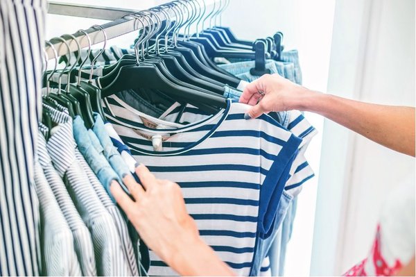 【調査結果】年間2〜3枚が過半数！Tシャツ購入実態調査で判明した価格・デザイン・利用シーンの最新トレンド
