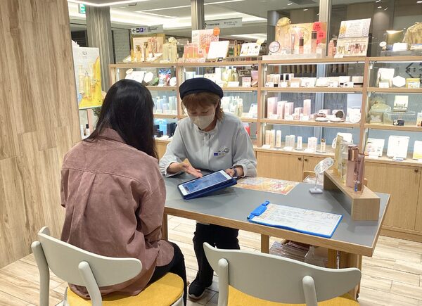 パーフェクト株式会社、山田養蜂場へAI肌解析ツール「スキンケアプロ」を提供 - 客観的データに基づく化粧品カウンセリングを実現