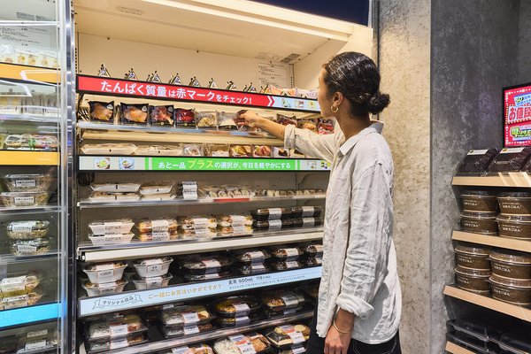 シルバーアイとKDDIが提供する革新的なデジタルサイネージ技術の導入事例