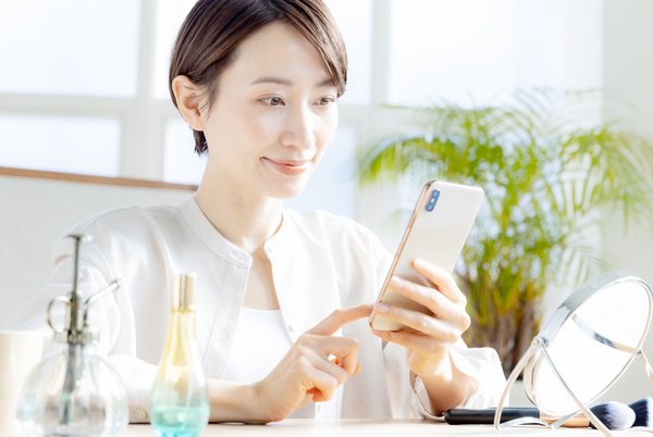 【調査結果】化粧品広告の信頼性に関する調査：9割の女性が広告内容に不安、7割が購入前に効果を調査