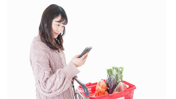 スーパー来店前に56%が特売情報をチェック、83%がWebチラシを活用 - 週2回以上チェックが7割に