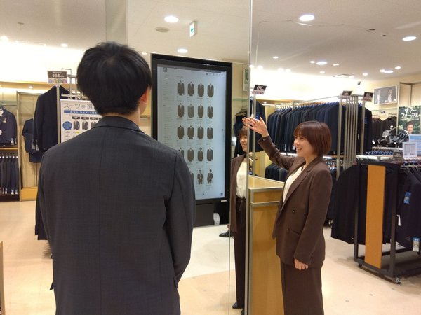 洋服の青山、ネットとリアルを融合した独自システム『デジラボ』全店舗への導入を完了